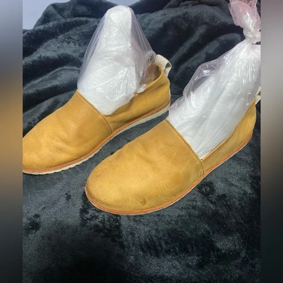 Sorel Tan Loafers Sleek Slip-On Design - Picture 4 of 13